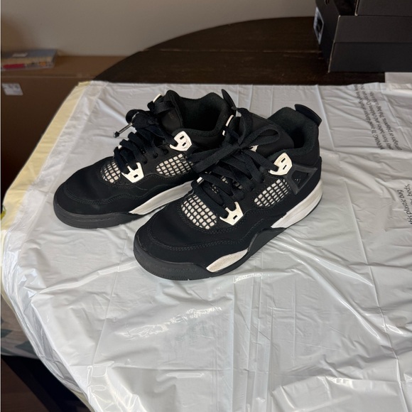 Kids Jordan 4s - Picture 6 of 7